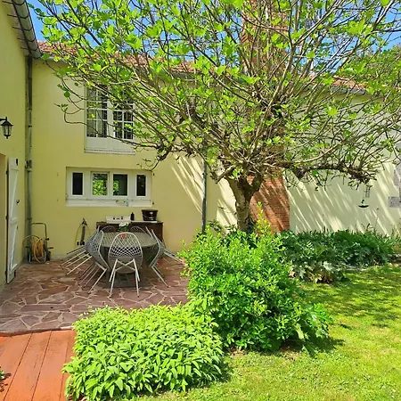 Lentre Du Chteau, Cottage, Orangery Garden For Teams Holiday home Sainte-Soulle