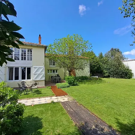 Lentre Du Chteau, Cottage, Orangery Garden For Teams Sainte-Soulle